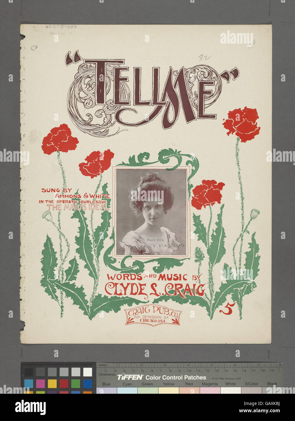 „Tell me“ schlägt ein Thema der Untersuchung oder der Informationssuche vor. Sie könnte ein Gespräch oder eine Bitte um Wissen widerspiegeln, oft in einem persönlichen oder emotionalen Kontext. Stockfoto