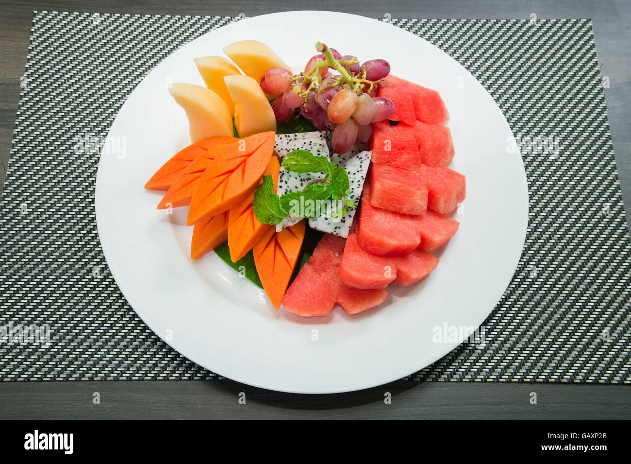 Gemischter Obstsalat in der Schale. Stockfoto