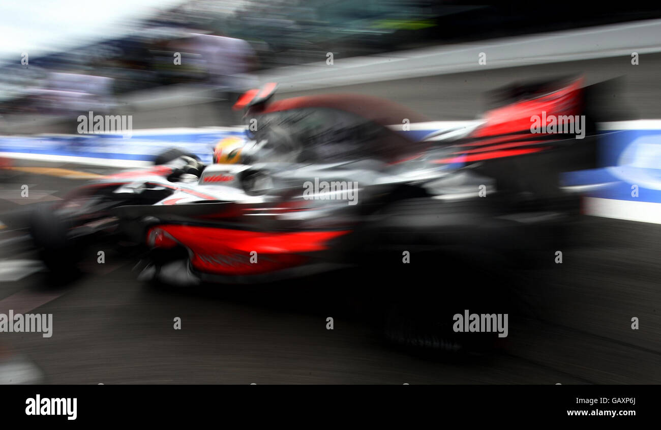 Formel-1-Autorennen - Großer Preis Von Frankreich - Trainingstag - Magny Cours. Vodafone McLaren-Pilot Lewis Hamilton kommt während eines Trainings in Magny-Cours, Nevers, Frankreich, in die Box. Stockfoto