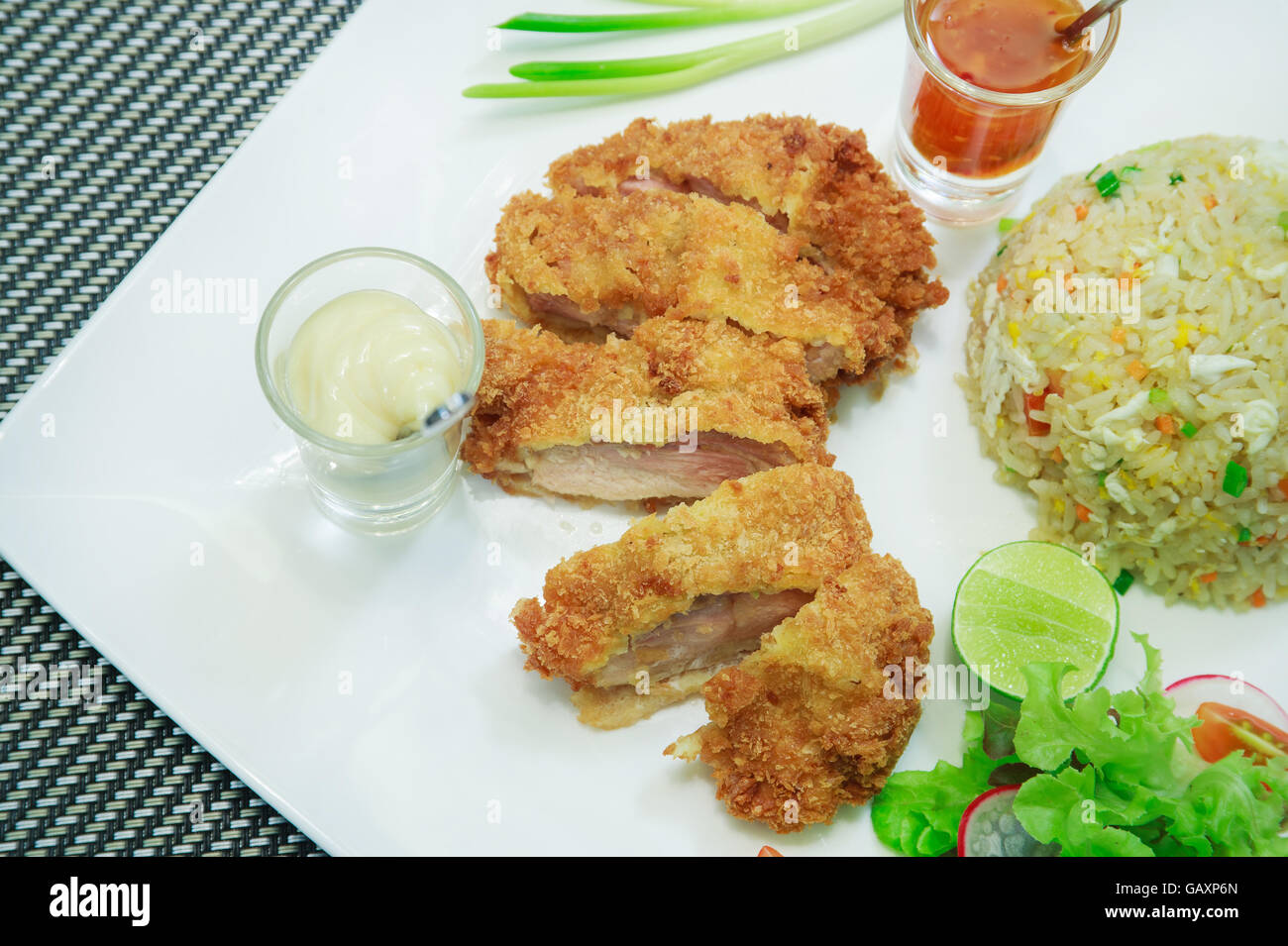 Gebratener Reis mit gebratenem Huhn. Stockfoto