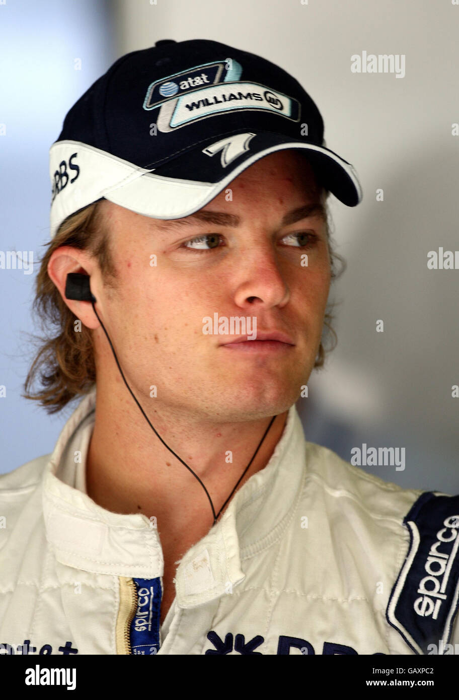 Williams-Fahrer Nico Rosberg wartet in seiner Garage beim ersten Training in Magny-Cours, Nevers, Frankreich. Stockfoto