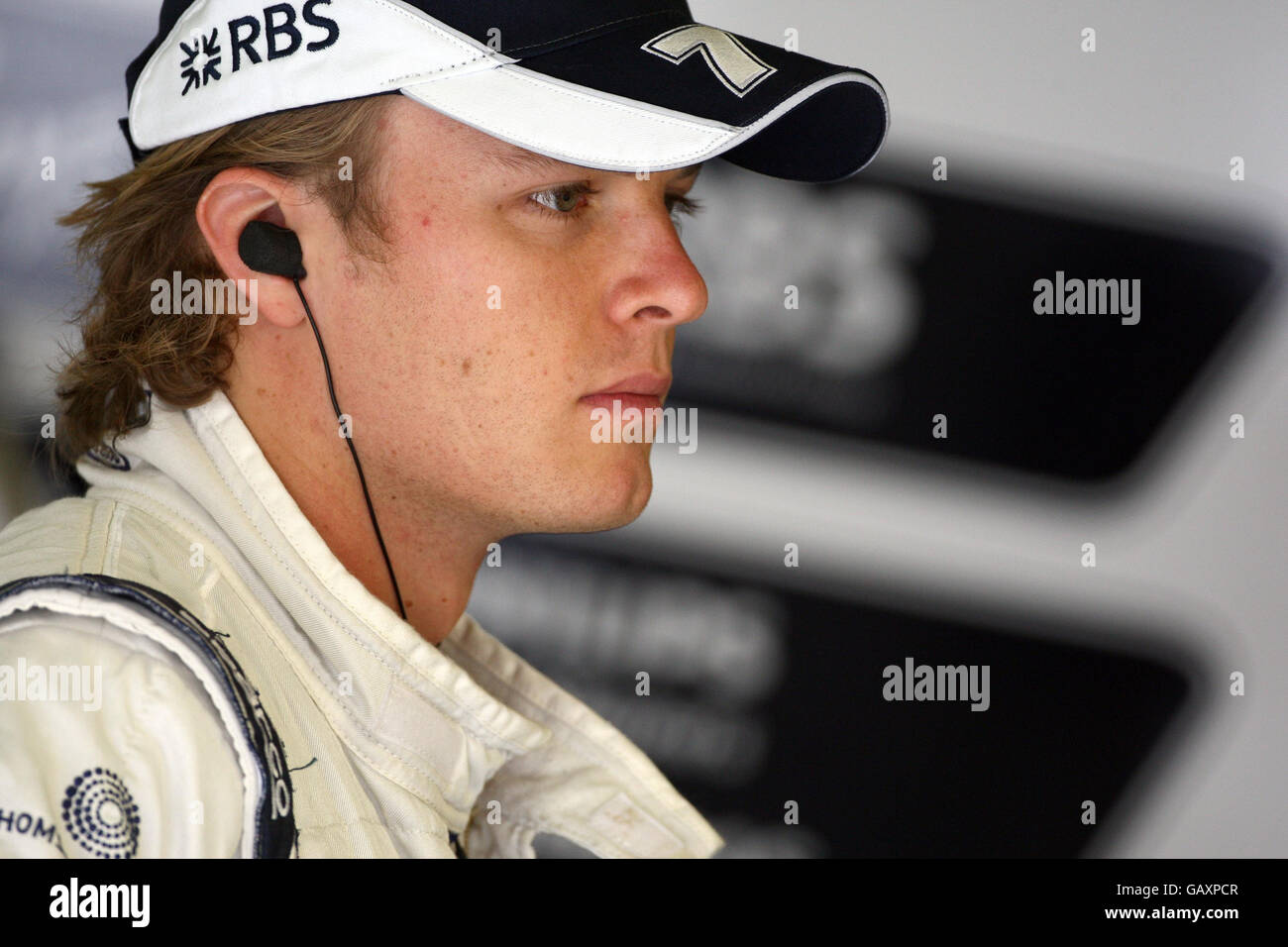 AT&T Williams Fahrer Nico Rosberg wartet in seiner Garage während eines Trainings in Magny-Cours, Nevers, Frankreich. Stockfoto