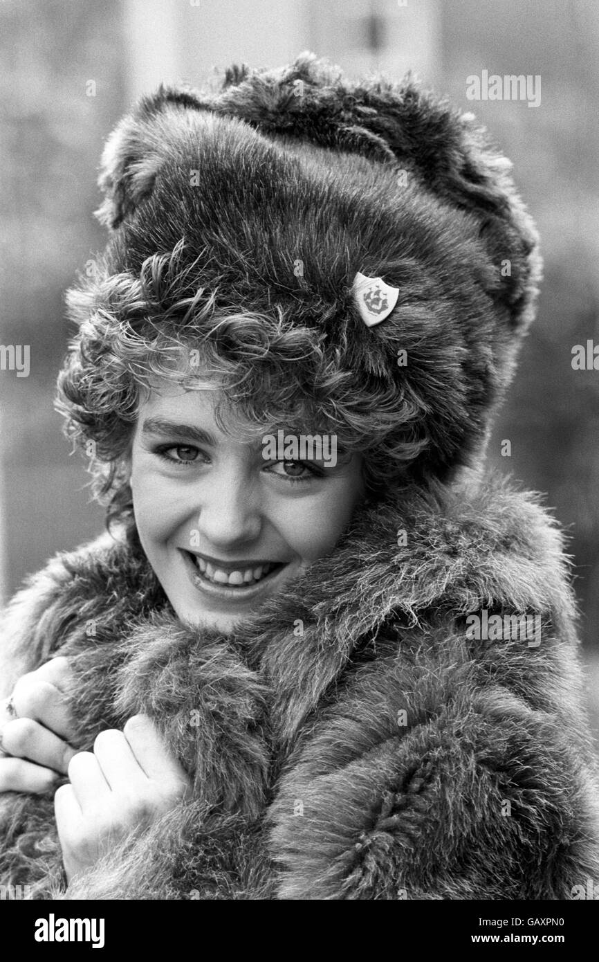 Die 18-jährige Yvette Fielding, gut eingepackt in London, am Vorabend ihres Debüts als jüngste Moderatorin von BBC's langjährigem Kinderprogramm "Blue Peter" . Stockfoto