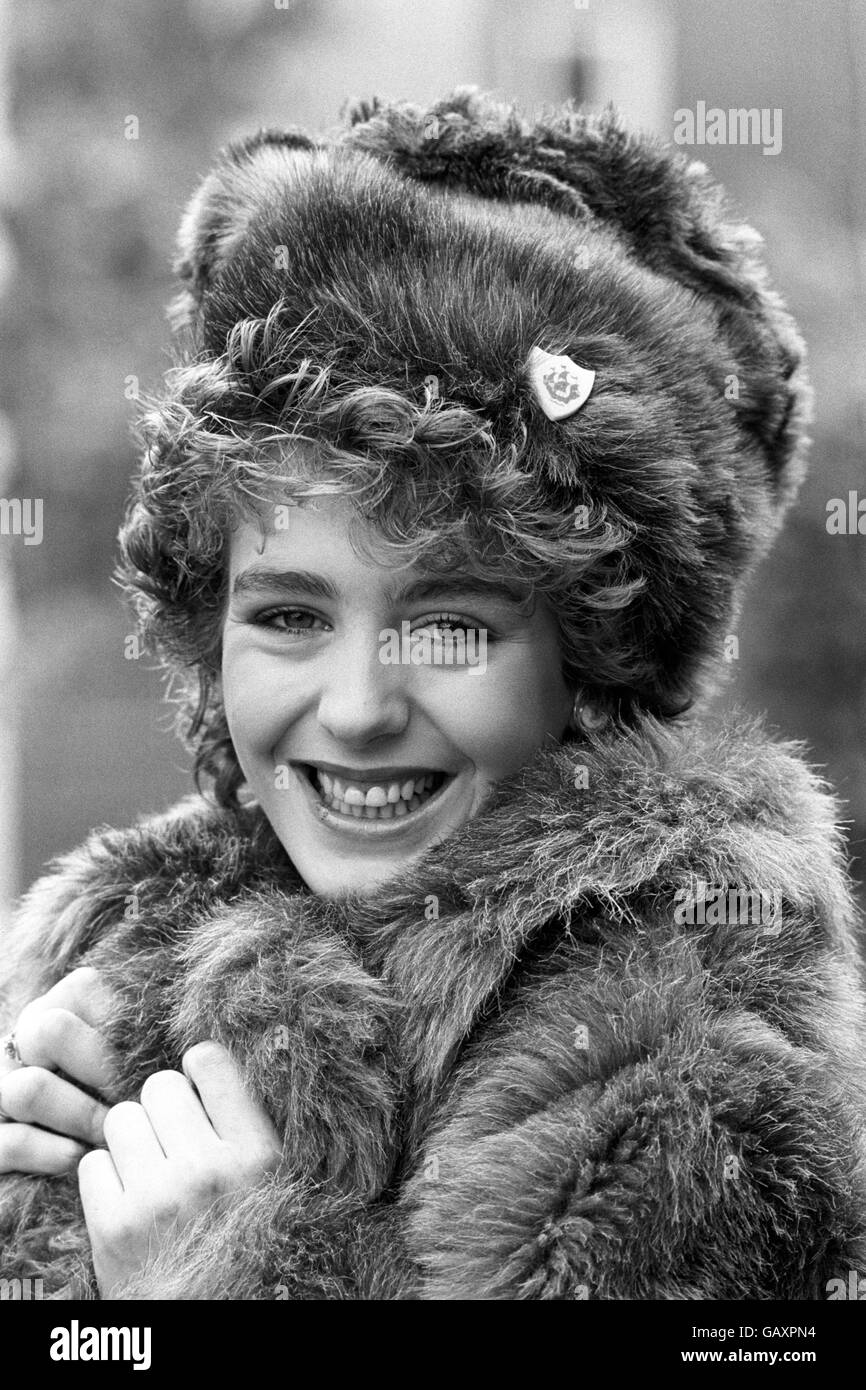 Die 18-jährige Yvette Fielding, gut eingepackt in London, am Vorabend ihres Debüts als jüngste Moderatorin von BBC's langjährigem Kinderprogramm "Blue Peter". Stockfoto