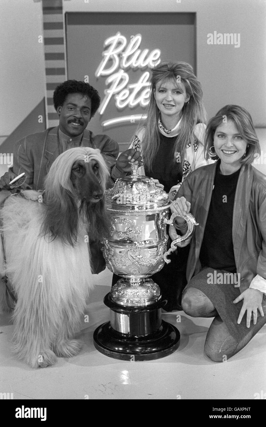 Crufts Supreme Champion, Gable (Champion Viscount Grant) und seine Popsängerin Amoo aus Liverpool treten mit den Moderatoren Janet Ellis (rechts) und Caron Keating zum zweiten Mal auf BBC-TV's 'Blue Peter auf. Stockfoto