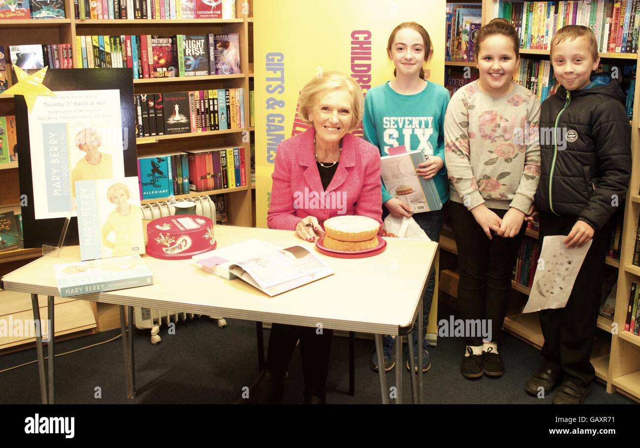 Fans Line Up zu sehen gibt Favoriten Maria Berry von Großen Britischen Bake off Stockfoto