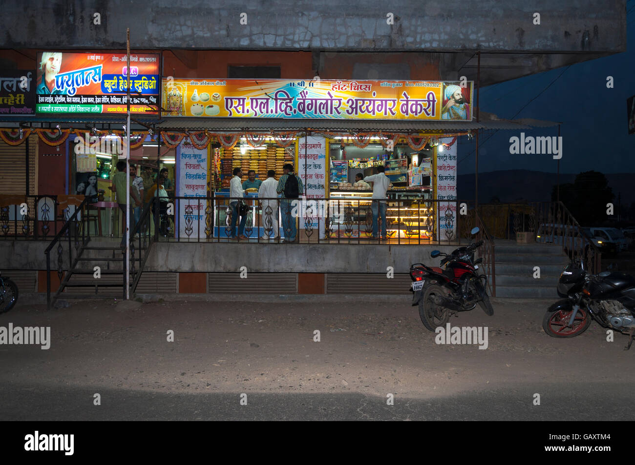 Paud Dorf in der Nähe von Pune, Maharashtra, Indien. Nightime Shop. Stockfoto