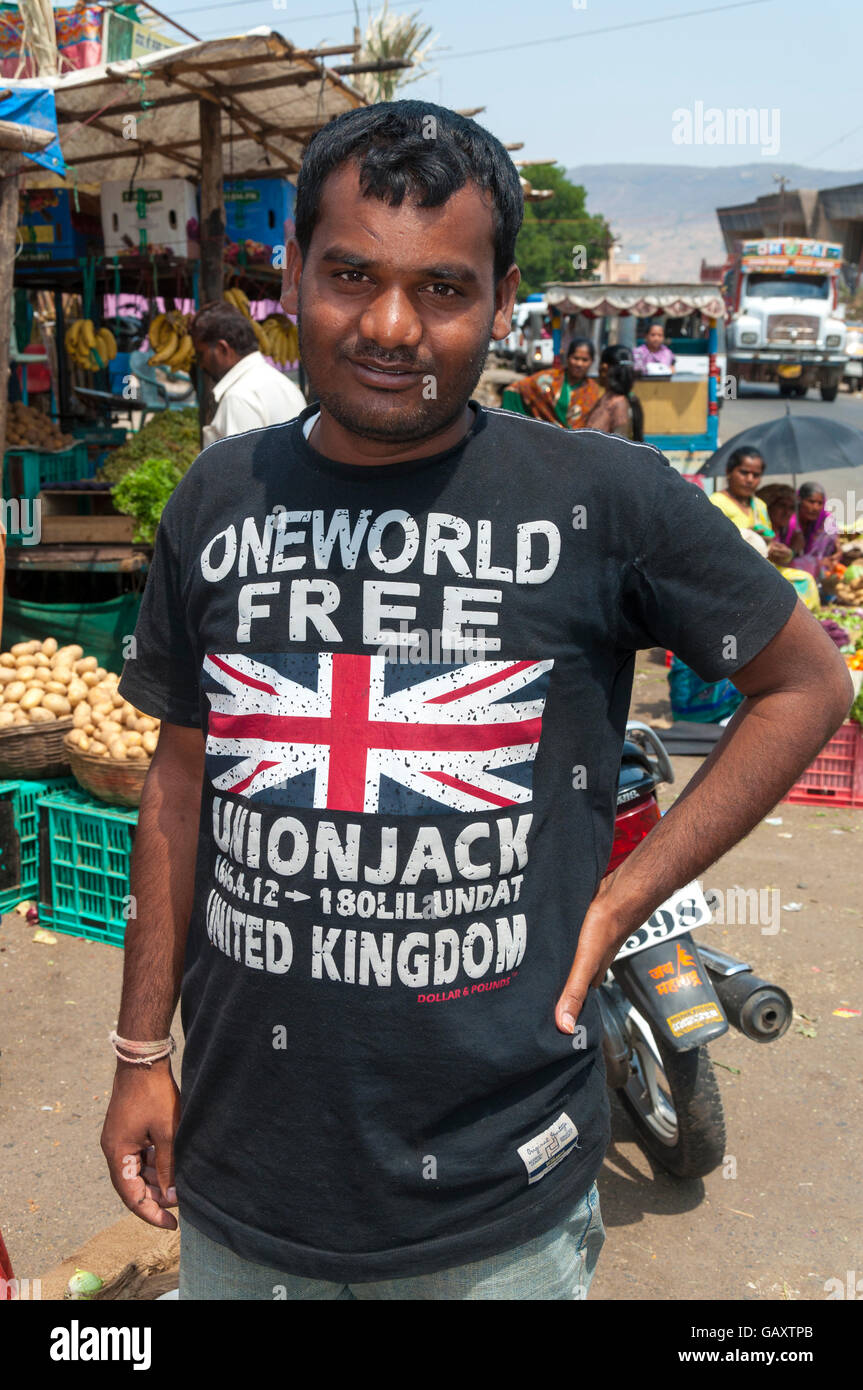 Paud Dorf in der Nähe von Pune, Maharashtra, Indien. Mann trägt eine t-Shirt mit Union Jack Motiv Logo One World Free Stockfoto