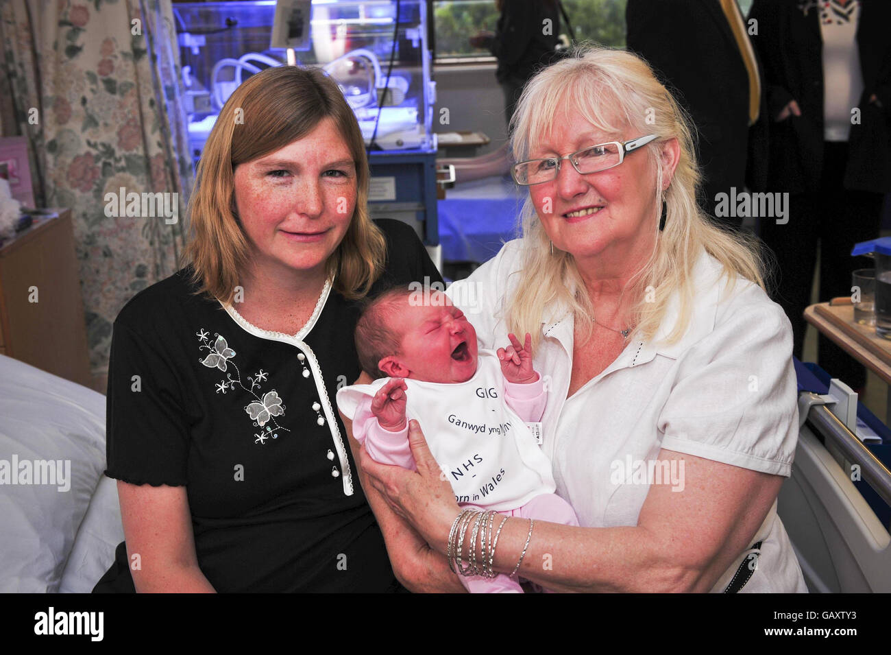 Aneira Thomas, das erste Baby, das im NHS geboren wurde, hält das (linke) neugeborene Baby Kimberley von Andrea Davies, das am Montag, den 23. Juni 2008 geboren wurde. Singleton Hospital, Swansea, Wales. Stockfoto