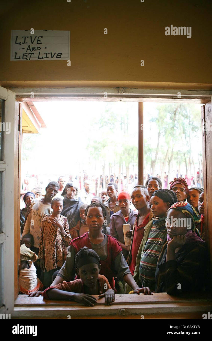 Menschen, die vor der Klinik in Aedo, Südäthiopien, warten. Zehntausende Äthiopier stehen kurz davor, infolge eines massiven Nahrungsmittelmangels zu verhungern. Etwa 3,200 Kinder und Frauen wurden in den letzten Wochen in nur einer südlichen Region zu Lebensmittelbehandlungsprogrammen zugelassen, da die Auswirkungen einer achtmonatigen Dürre die ländlichen Gemeinden in ihren Griff bekommen haben. Stockfoto