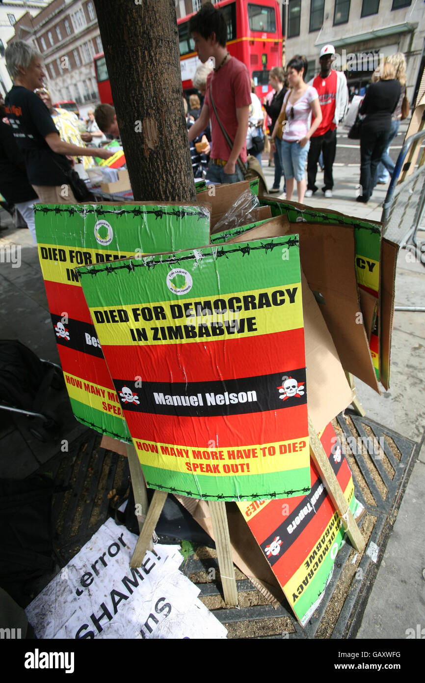 Transparente vor der simbabwischen Botschaft in The Strand, London, als Aktivisten gegen die Einparteienwahl in Simbabwe protestieren. Stockfoto