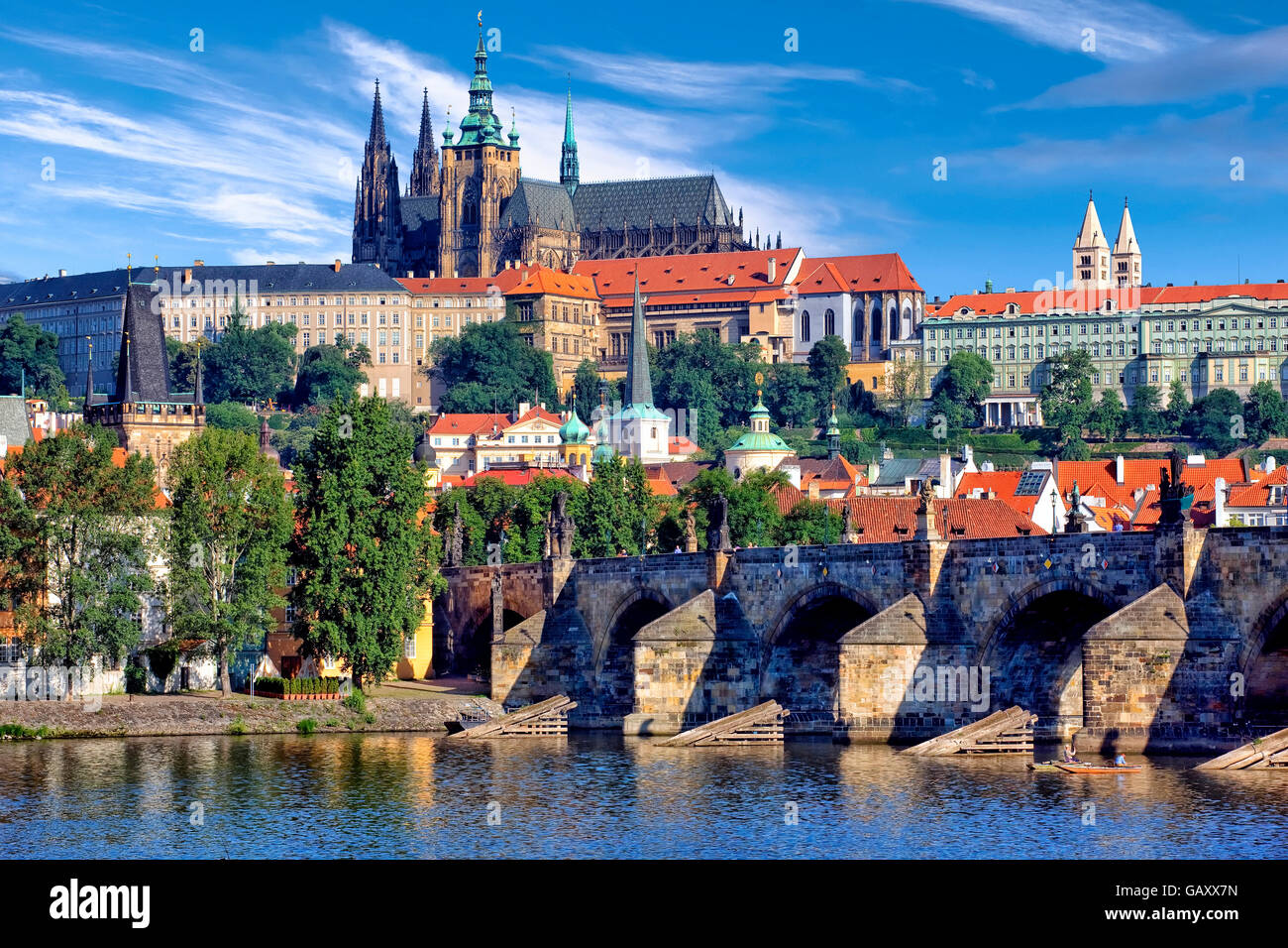 Karlsbrücke, Burg und Moldau in Prag Stockfoto