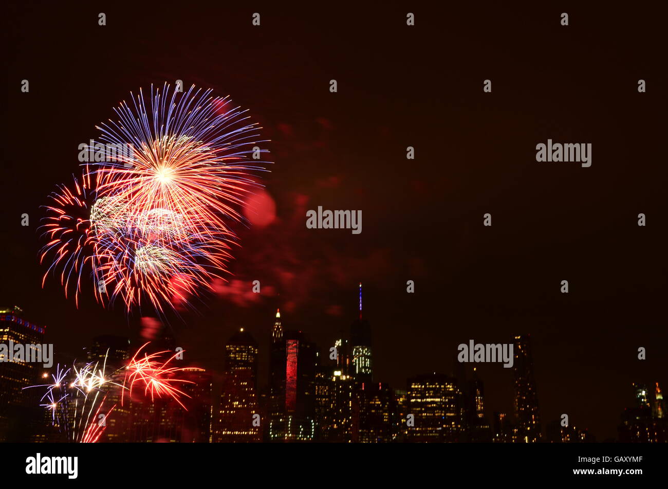 Macy's 4. Juli Feuerwerk aus Brooklyn Bridge Park mit Blick auf lower Manhattan Stockfoto