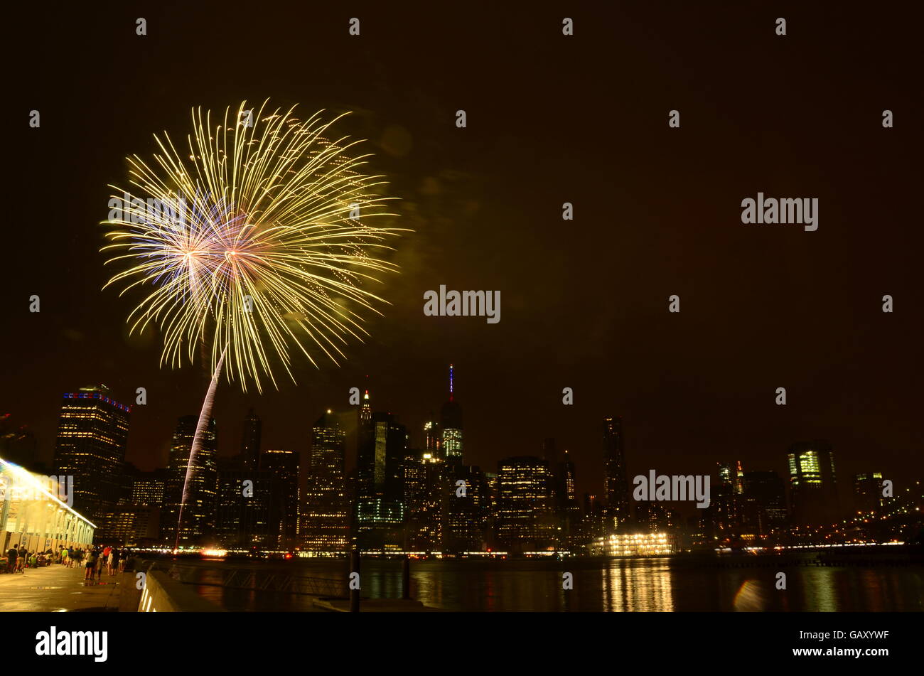 Macy's 4. Juli Feuerwerk aus Brooklyn Bridge Park mit Blick auf lower Manhattan Stockfoto