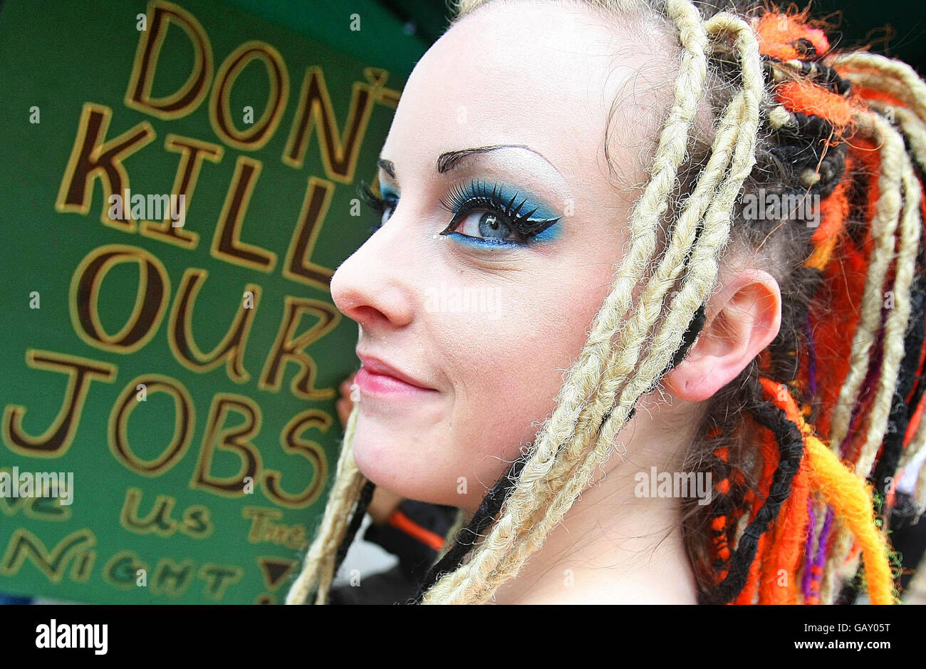 „Debs“ schließt sich den Nachtclub-Arbeitern an und die Besitzer protestieren vor dem Dail in Dublin über die Pläne der Regierung, eine pauschale Schließzeit von 2.30 Uhr auf allen Räumlichkeiten einzuführen. Sie behaupten, dass sich dies negativ auf den Tourismus auswirken und einen Verlust von Arbeitsplätzen im Unterhaltungssektor bedeuten würde. Stockfoto