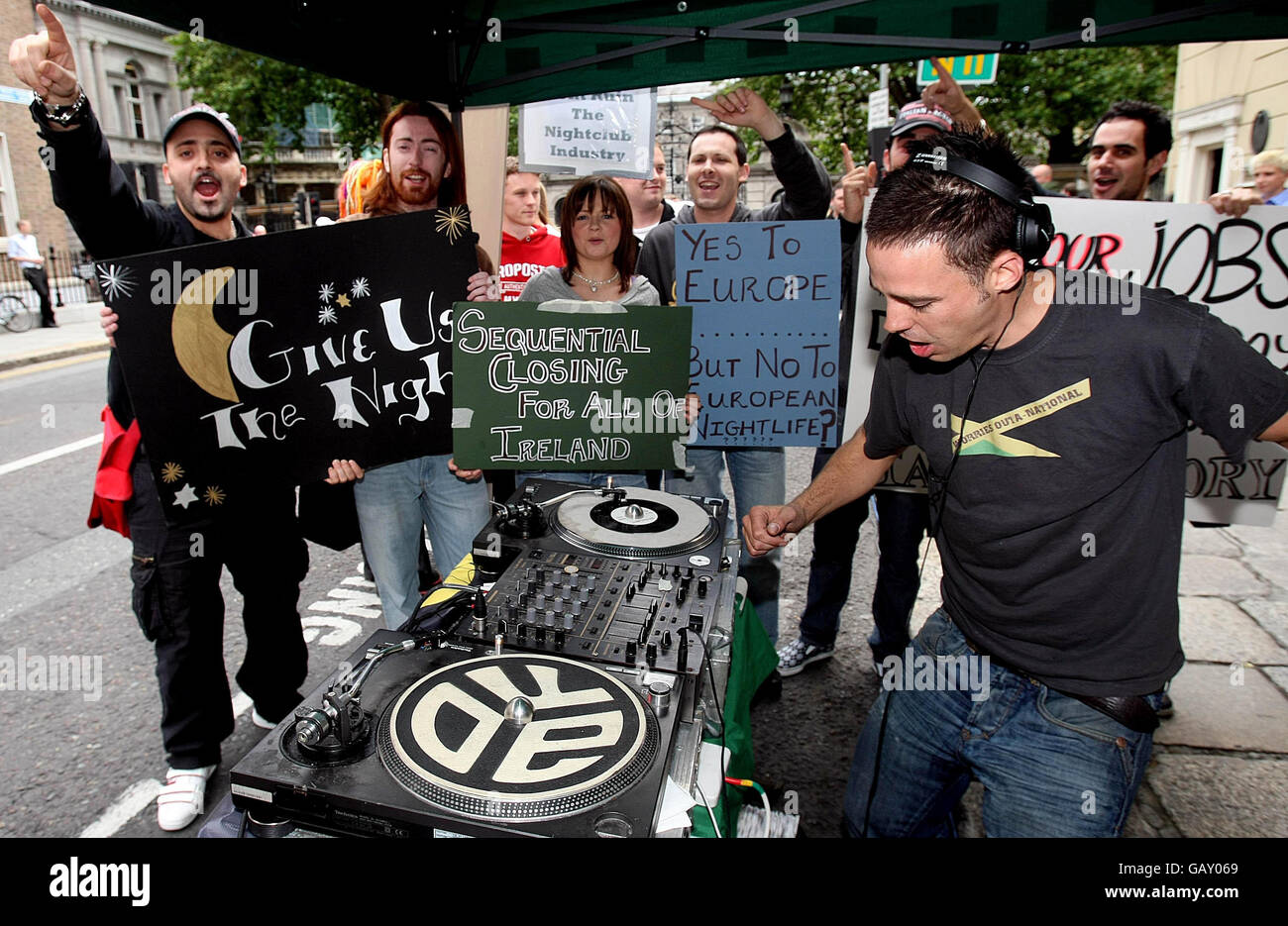 Nachtclub-Personal-Protest gegen neue Schließzeiten Stockfoto