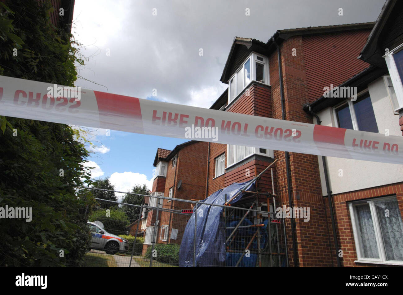 Ein allgemeiner Blick auf die Wohnungen in Stirling Gardens, New Cross, London, wo am Sonntag zwei französische Studenten festgebunden, gefoltert und getötet wurden. Stockfoto