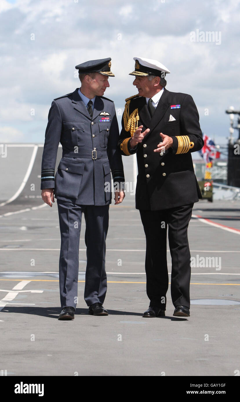 Der stellvertretende Kommandant der RAF, Air Marshal Iain McNicholl (links)  und der Leiter der Marine, der erste Seegott, Admiral Sir Jonathon Bandon  auf dem Flugdeck der HMS Ark Royal, während es im