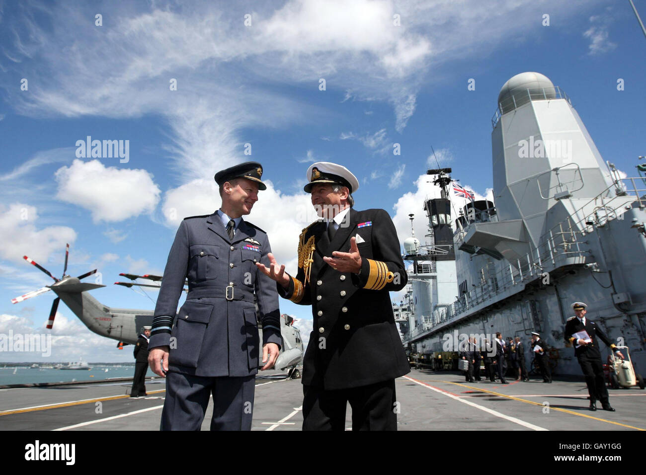 Der stellvertretende Kommandant der RAF, Air Marshal Iain McNicholl (links) und der Leiter der Marine, der erste Seegott, Admiral Sir Jonathon Bandon auf dem Flugdeck der HMS Ark Royal, während es im Dock in Portsmouth sitzt. Stockfoto