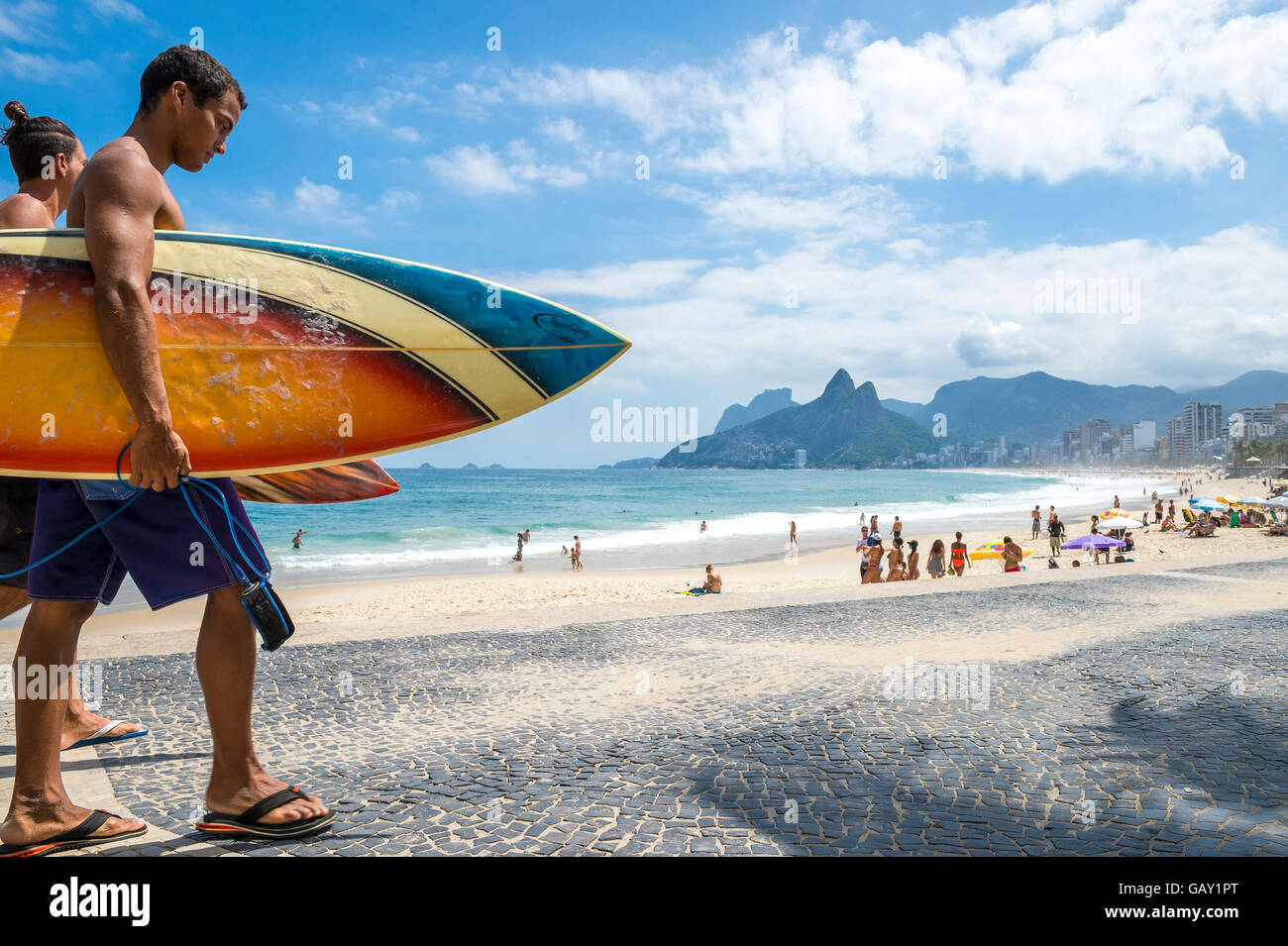 RIO DE JANEIRO - 3. April 2016: Junge Carioca brasilianisches Ehepaar geht mit Surfbrettern Arpoador, der beliebte Surf-Punkt. Stockfoto