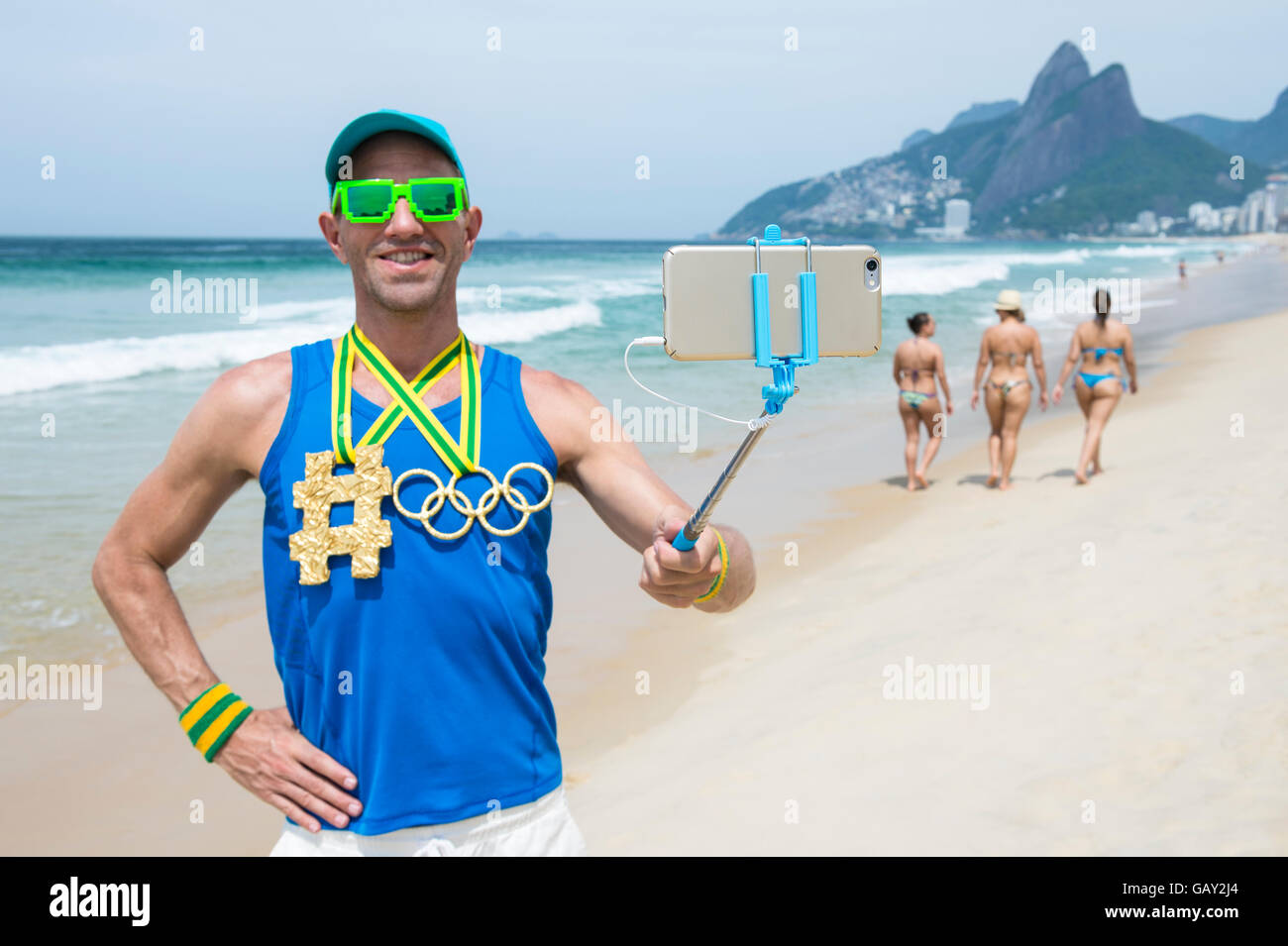 RIO DE JANEIRO - 10. März 2016: Sportler mit Hashtag und Olympischen Ringe gold Medaillen steht unter einem Selfie am Strand von Ipanema. Stockfoto