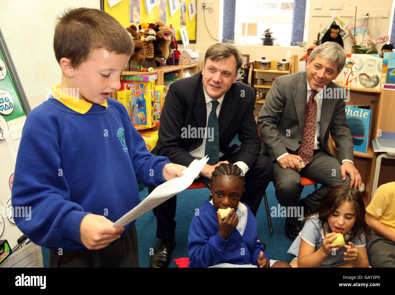 Tory MP John Bercow (rechts) und Schulsekretär Ed Balls (Mitte) bei einem Besuch der Churchill Gardens Community Primary School in London, um einen Empfehlungsbericht über die Rede im Bildungswesen zu veröffentlichen. Stockfoto