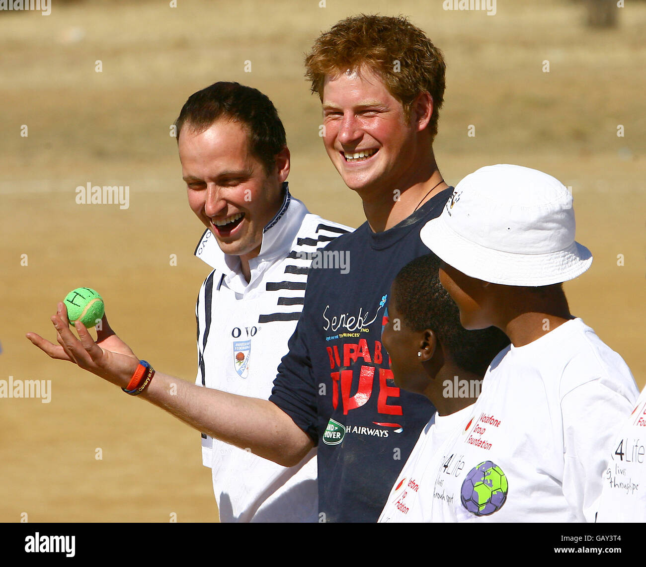 Prinz Harry und Mitglieder der Household Cavalry nehmen an Bildungsspielen Teil, die lokale Kinder vor einem Fußballspiel „Kick 4 Life“ im Thuso-Zentrum für behinderte Kinder in Lesotho, Afrika, vor der Bedrohung durch AIDS warnen. Stockfoto