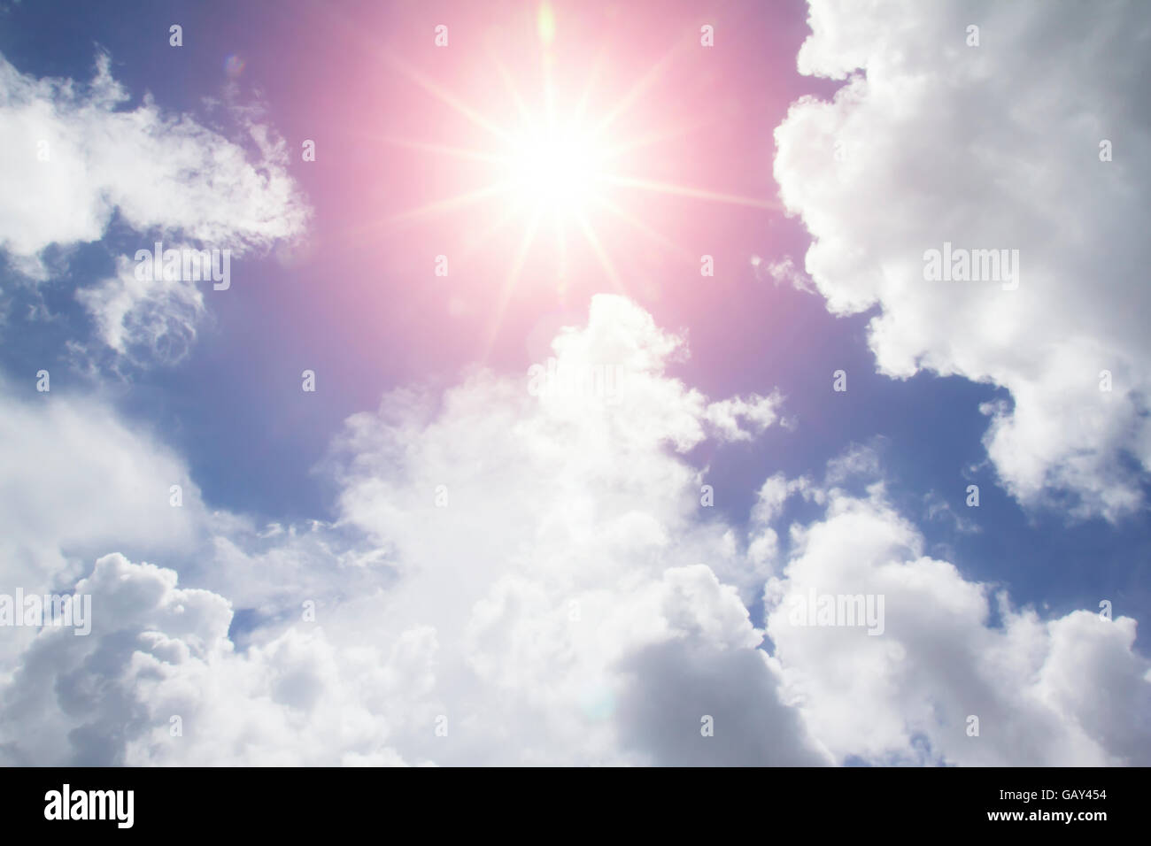 Sonne und Wolke am blauen Himmelshintergrund Stockfoto