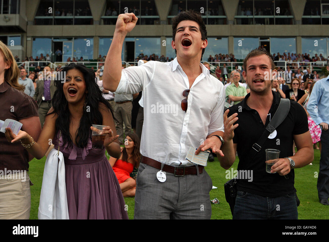 Pferderennen - The Property Race Day - Sandown Park. Racegoers genießen die Atmosphäre, während sie das Rennen anfeuern, während des Property Day auf der Sandown Park Racecourse. Stockfoto