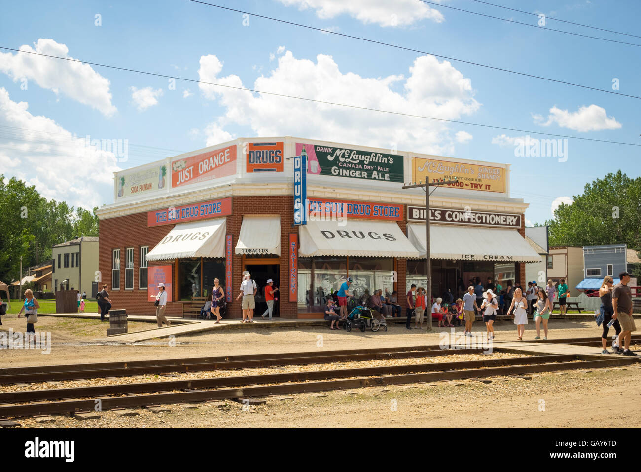 Die Sonne Drogerie und Bills Süßwaren auf 1920 Street in Fort Edmonton Park in Edmonton, Alberta, Kanada. Stockfoto