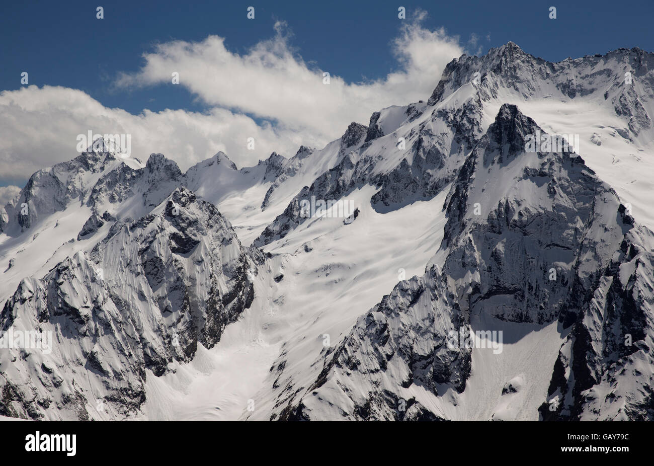 Blick auf Schneeberg Bereich Landschaft mit blauem Himmel. Russland, Caucasus. Stockfoto