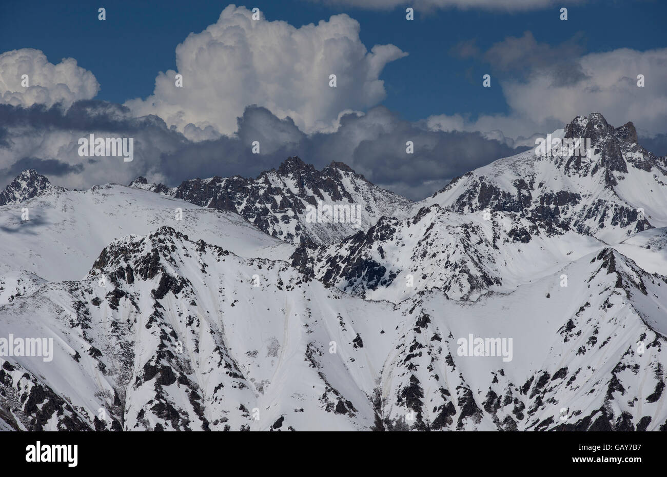 Blick auf Schneeberg Bereich Landschaft mit blauem Himmel. Russland, Caucasus. Stockfoto