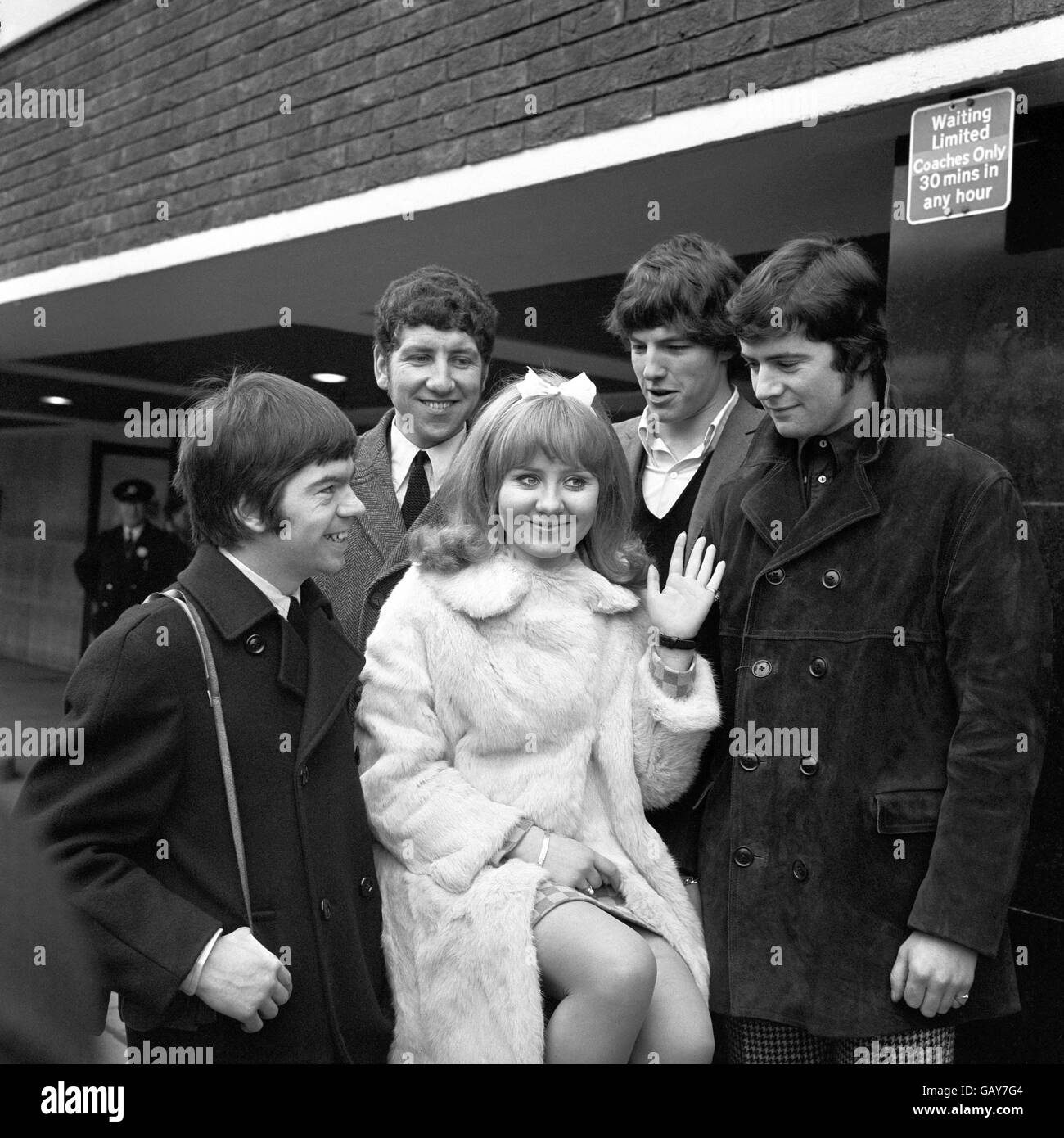 Britische Popmusik - Flughafen London - Lulu & der Luvvers - der 1960er Jahre - 1966 Stockfoto