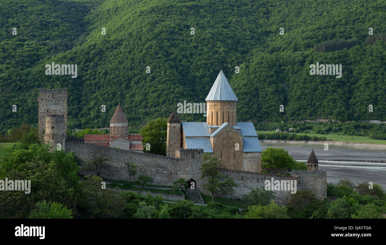 Ananuri Burganlage liegt am Zhinvali Stausee in Georgien. Stockfoto