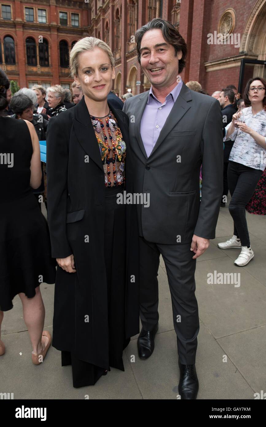 Denise Gough und Nathaniel Parker besuchen die Olivier Award nominierten/Gewinner-Party im V & A Museum in London. Stockfoto