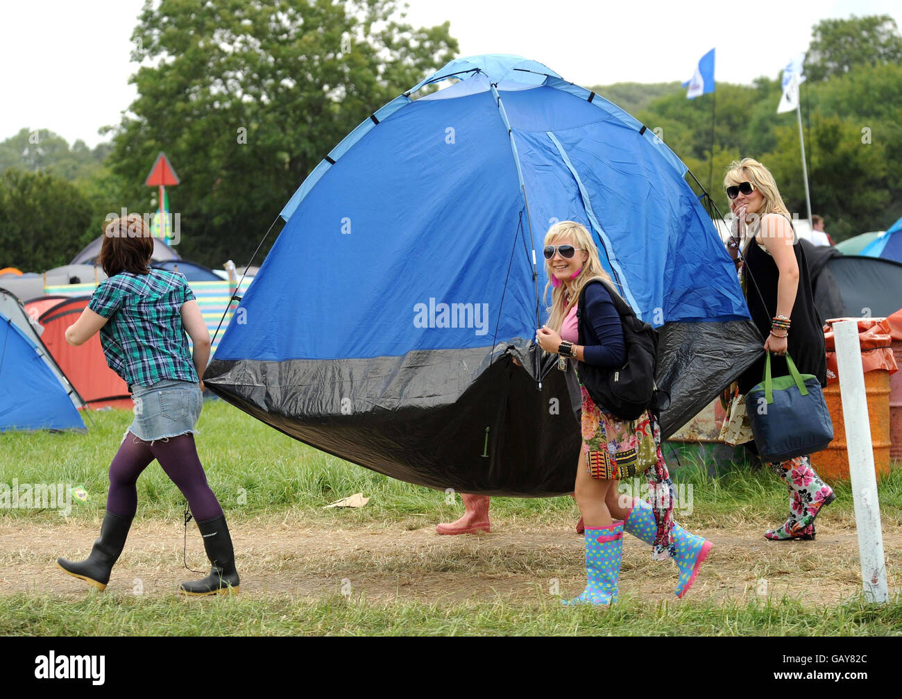 Festivalbesucher tragen ein Zelt auf der Worthy Farm in Pilton im Vorfeld des Glastonbury Festivals 2008 in Somerset. PRESSEVERBAND Foto, Donnerstag, 26. Juni 2008. Bildnachweis sollte lauten: Anthony Devlin/PA Wire Stockfoto