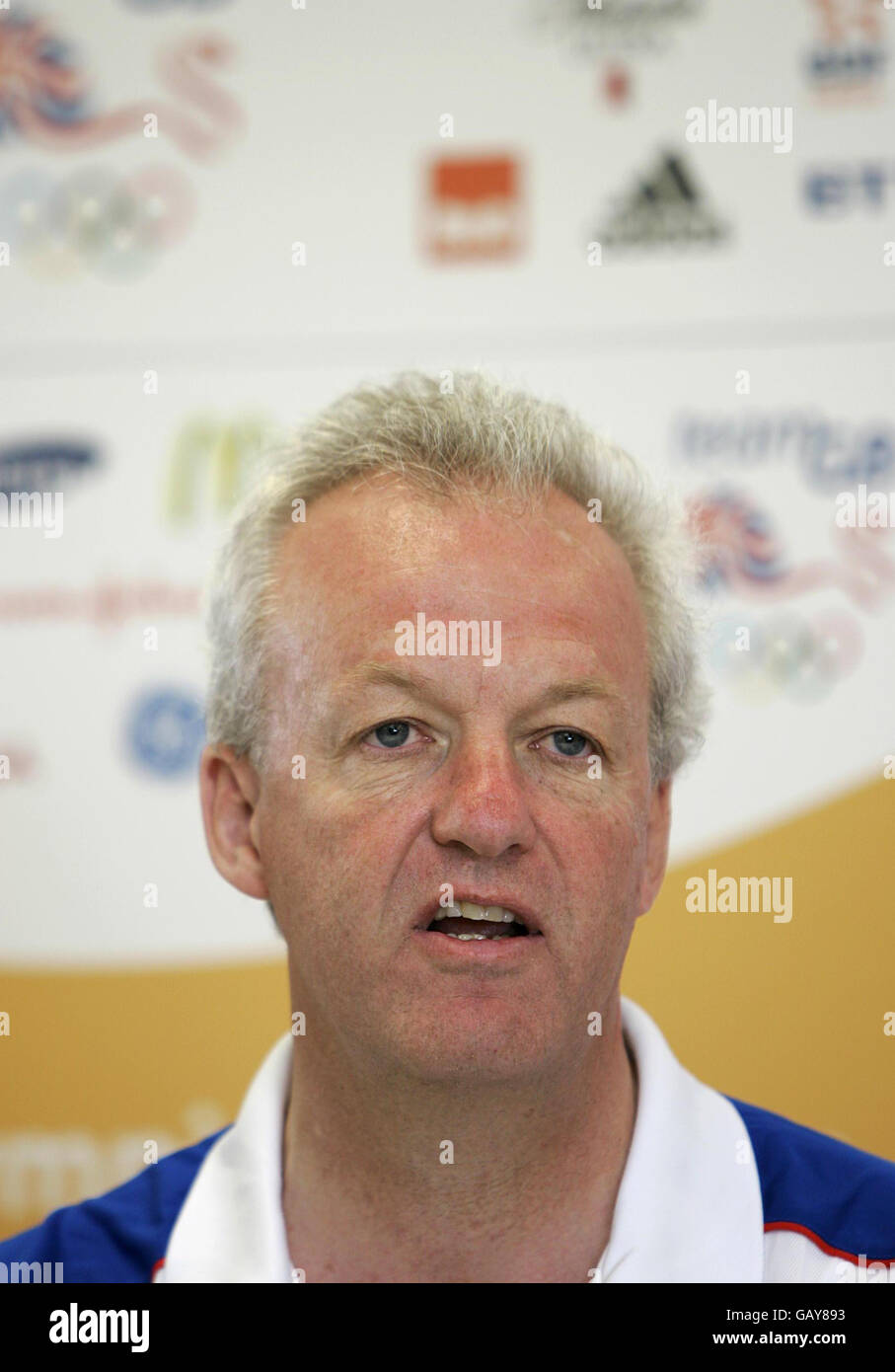 Simon Clegg, Chefkoch des Teams GB, spricht auf einer Pressekonferenz am Redgrave/Pinsent Rowing Lake, auf der die für die Olympischen Spiele 2008 in Peking im Sommer ins Team GB ausgewählten Ruderer angekündigt wurden, die hier während eines Fotoanrufs am Redgrave/Pinsent Rowing Lake, Caversham, in der Grafschaft von Bekshire, zu sehen waren. Stockfoto