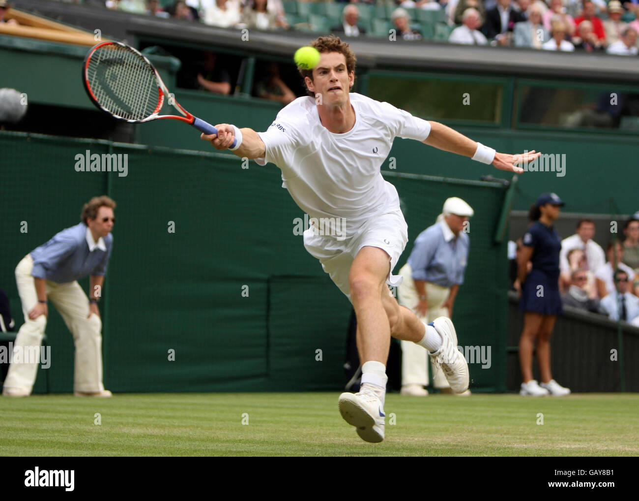 Der britische Andy Murray im All England Tennis Club in Wimbledon gegen den belgischen Xavier Malisse bei den Wimbledon Championships 2008. Stockfoto