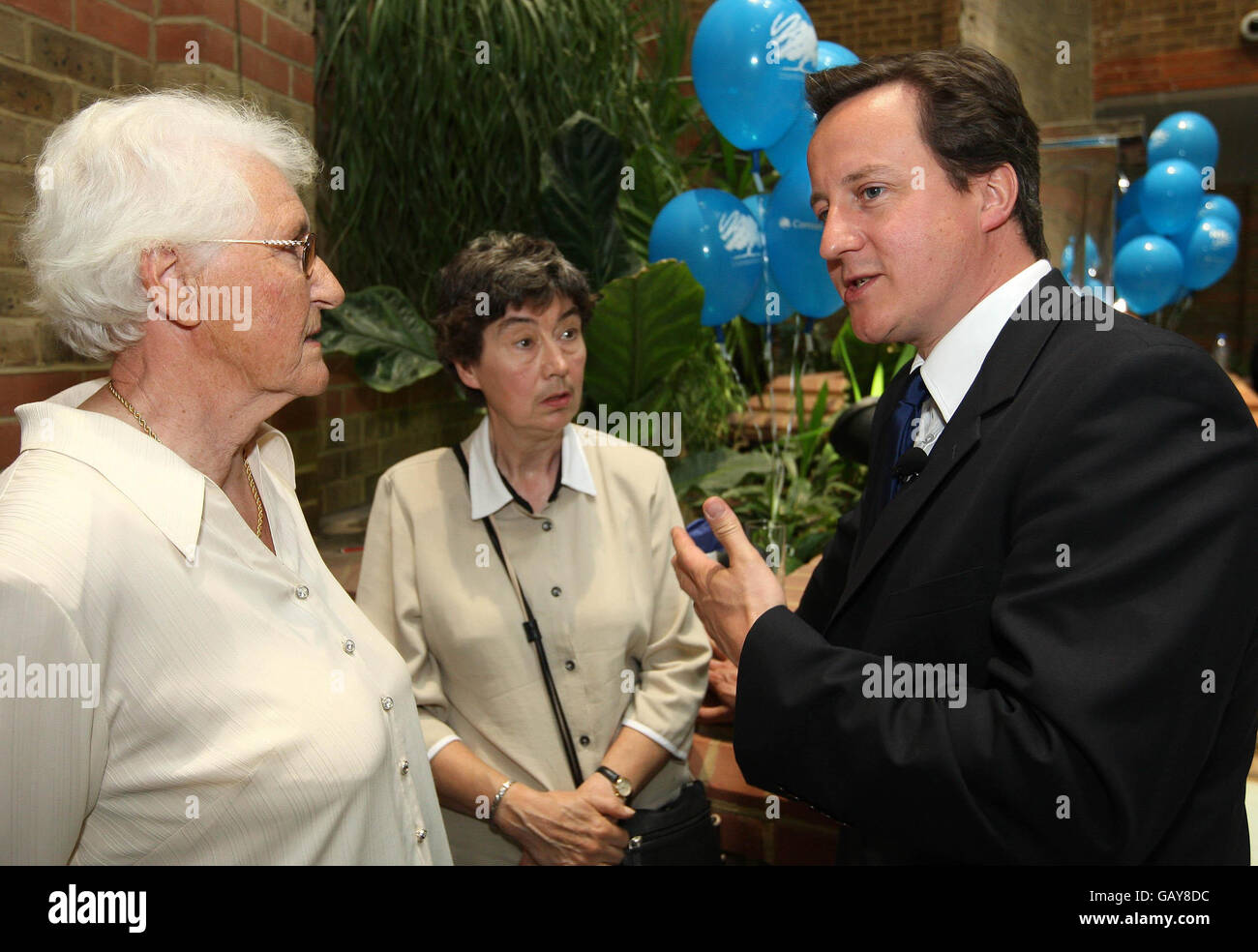 Der Vorsitzende der Konservativen Partei David Cameron spricht mit den pensionierten Krankenschwestern Margaret Roles, 75, (links) und Anna Barnfield, 64, im Guy's Hospital, London. Stockfoto