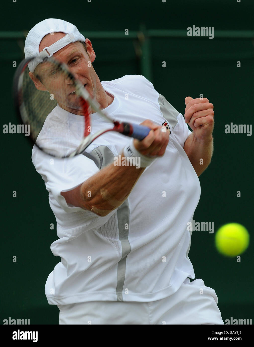 Der deutsche Rainer Schuettler im Einsatz gegen den US-amerikanischen James Blake während der Wimbledon Championships 2008 im All England Tennis Club in Wimbledon. Stockfoto