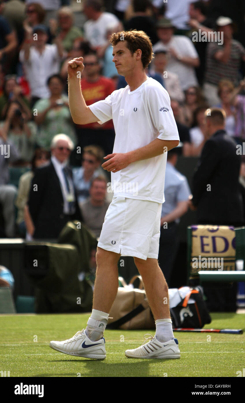 Der Großbritanniens Andy Murray feiert den Sieg gegen den Belgier Xavier Malisse bei den Wimbledon Championships 2008 im All England Tennis Club in Wimbledon. Stockfoto