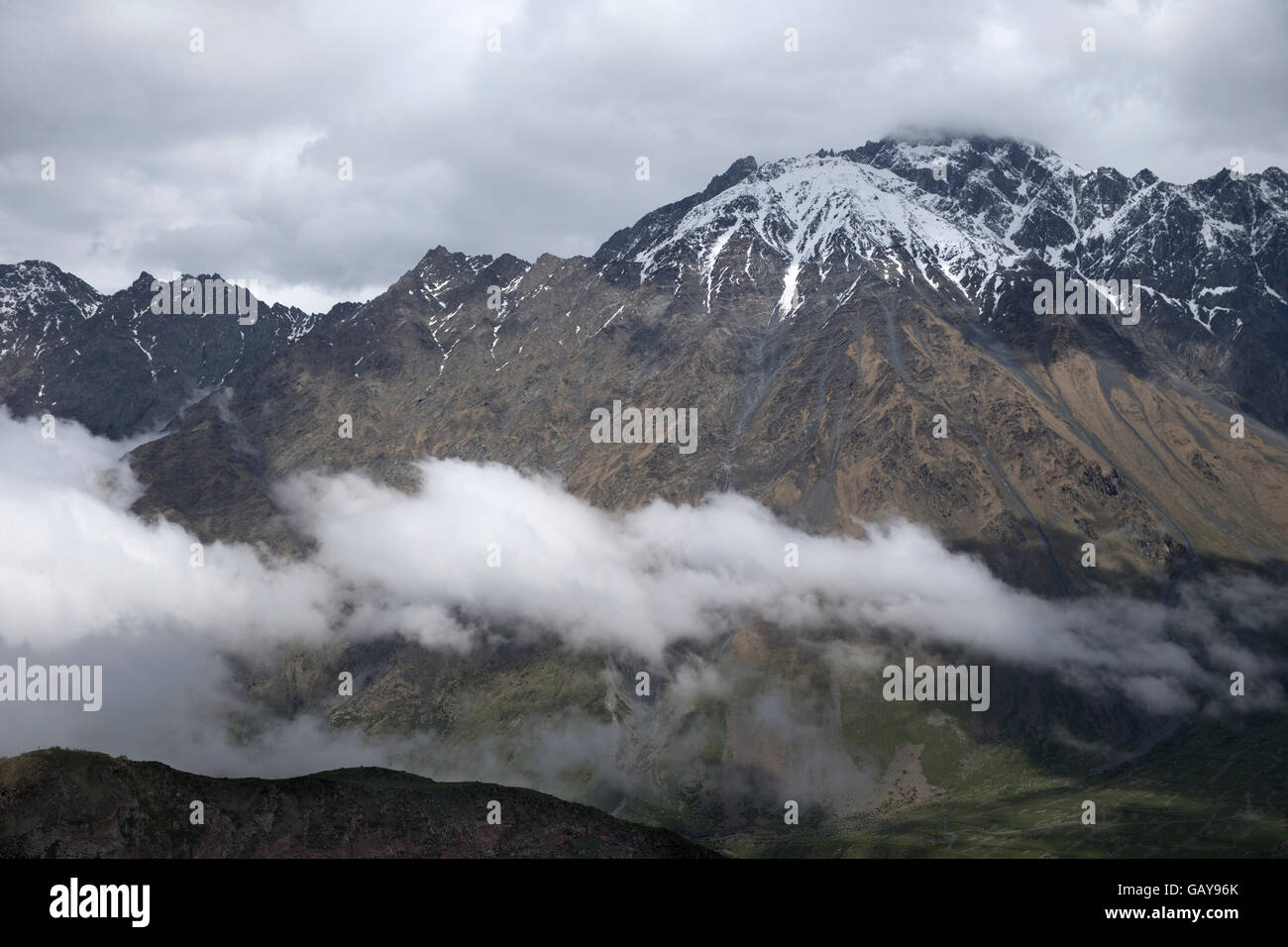 Sommerlandschaft in den Bergen Wolken fliegen zwischen Felsen Stockfoto
