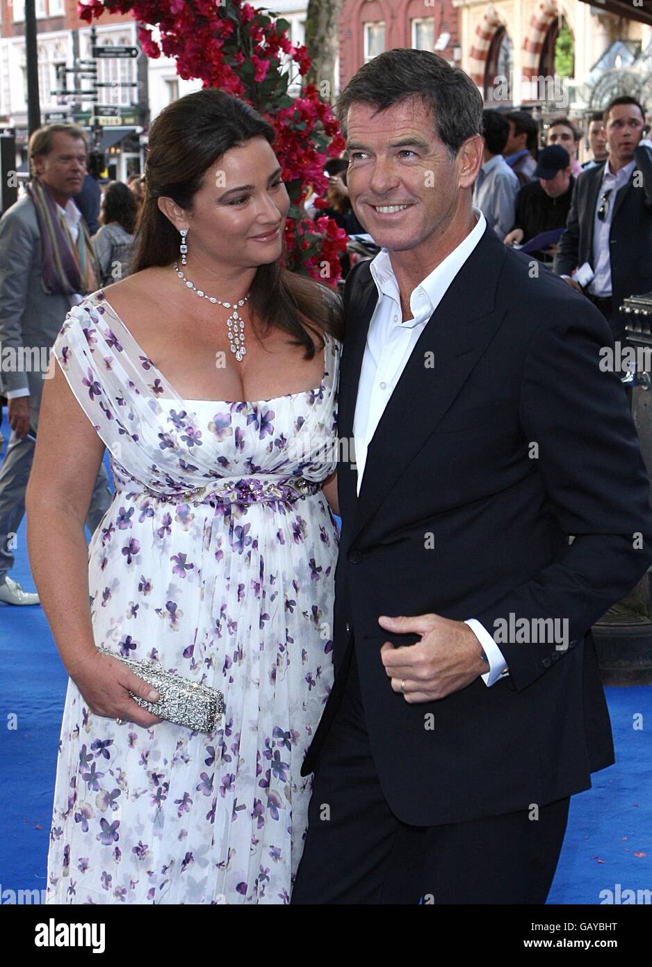 Pierce Brosnan und seine Frau Keely Shaye Smith kommen zur Weltpremiere von Mamma Mia! Im Odeon West End Cinema, Leicester Square, London. Stockfoto