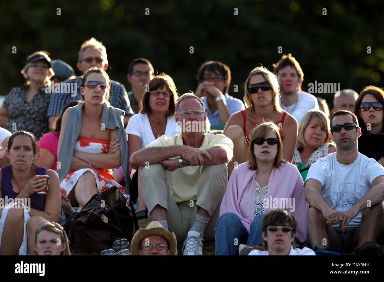 Zuschauer auf dem Murray Mount beobachten das Spiel von Andy Murrays gegen den französischen Richard Gasquet während der Wimbledon Championships 2008 im All England Tennis Club in Wimbledon. Stockfoto