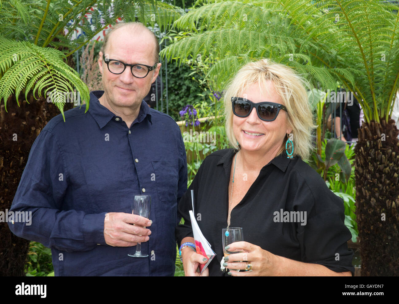Absolutely Fabulous Schöpfer Jennifer Saunders, besucht RHS Hampton Court Palace Flower Show, mit ihrem Ehemann Ade Edmundson Stockfoto