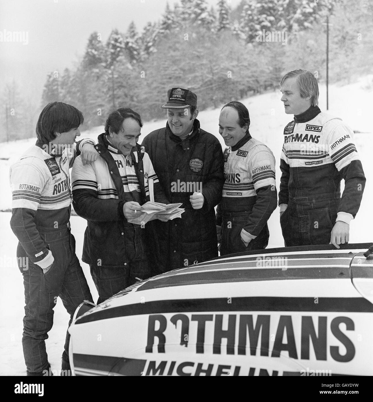 Von links nach rechts: Henri Toivonen aus Finnland, Co-Pilot Terry Harryman aus Belfast, Tony Fall, Opel Sports Relations Manager, Fred Gallagher aus Belfast und Ari Vatanen aus Finnland, während der Opel Rally Teambefragung in der Nähe von Grenoble, wo sie sich auf den Start der Rallye Monte Carlo vorbereiteten. Stockfoto