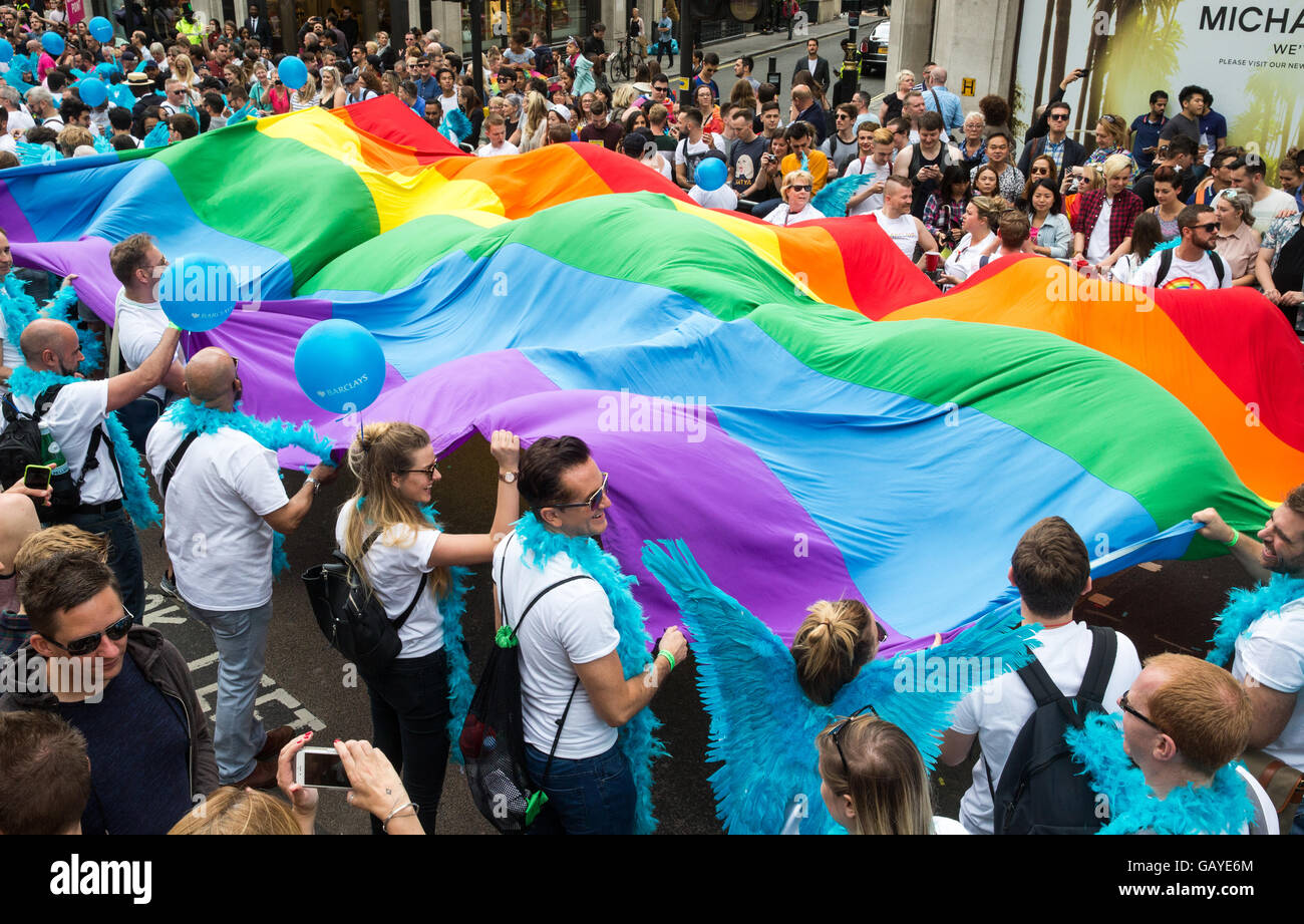 Bunte Kostüme auf der Pride parade in London 2016 Stockfoto