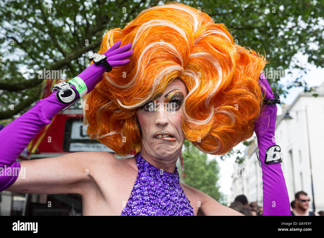 Bunte Kostüme auf der Pride Parade in London 2016.Fantastic Orange Perücke auf einer der Teilnehmer Stockfoto