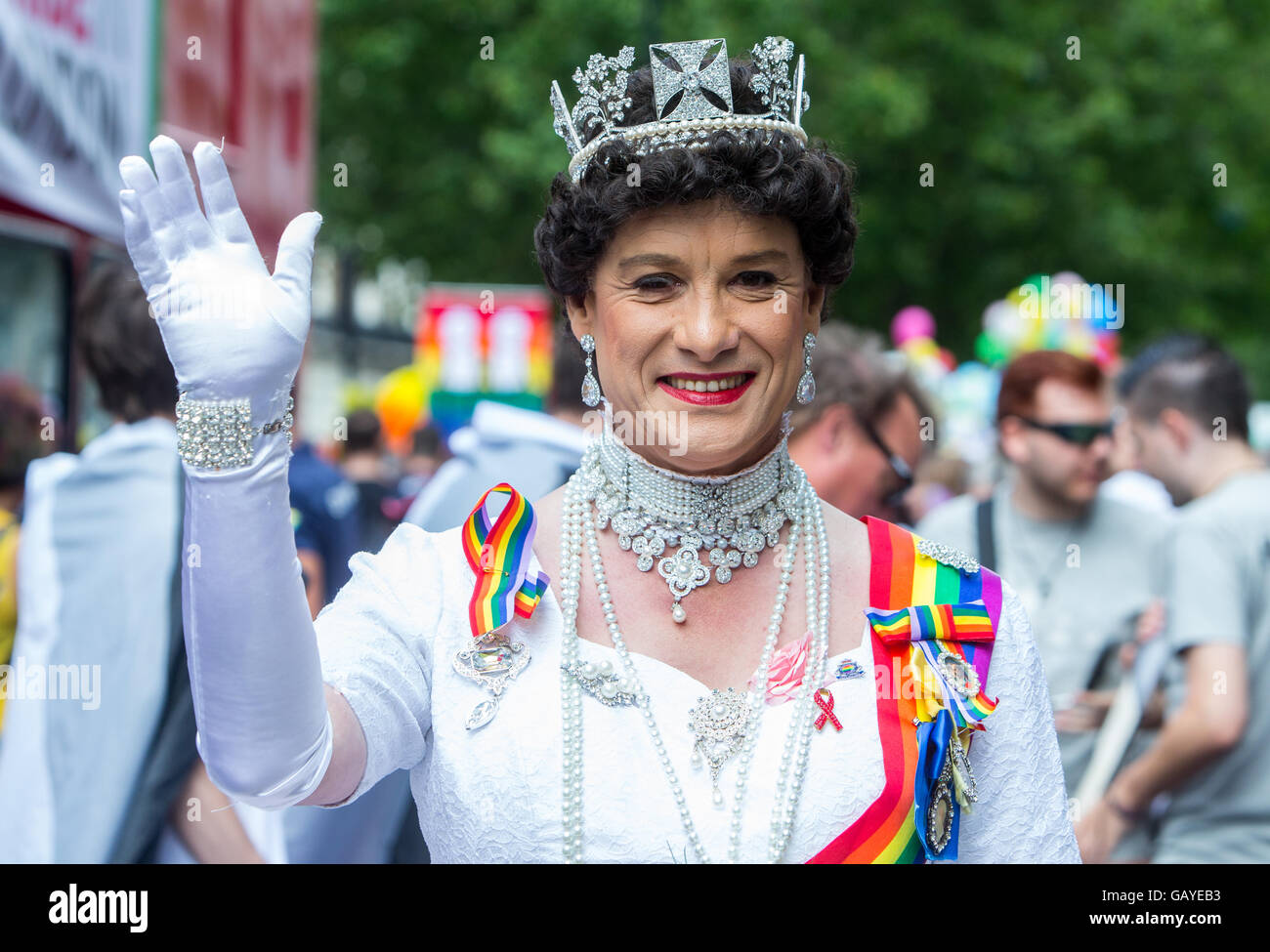 Eine Person gekleidet wie eine Königin winkt der Pride-Parade in London 2016 Stockfoto