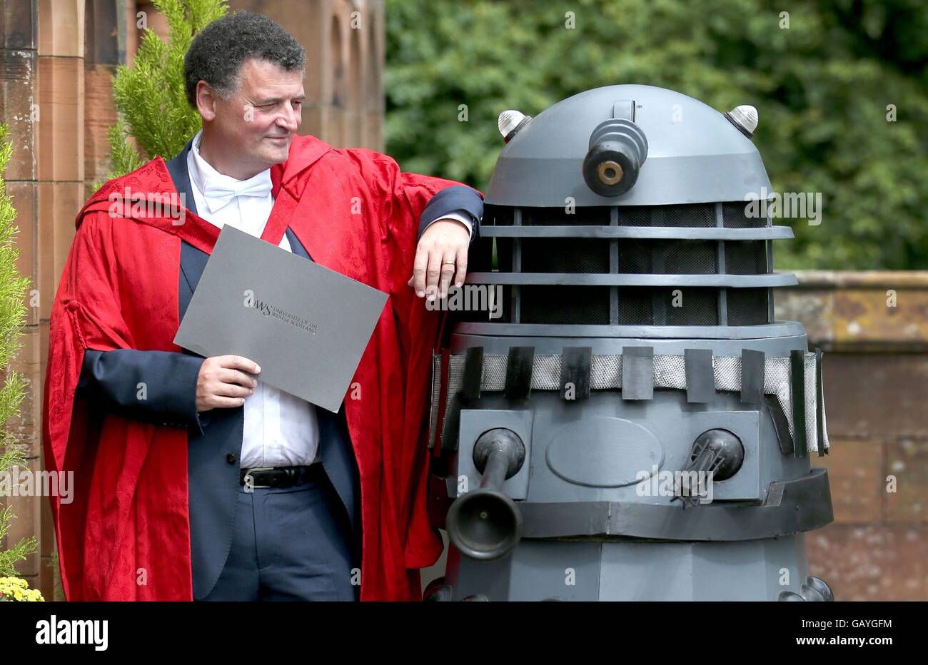 Dr Who Drehbuchautor und Produzent Steven Moffat mit einem Dalek nach erhielt er die Ehrendoktorwürde der Universität von westlich von Schottland in Thomas Mäntel Memorial Baptist Church in Paisley. Stockfoto